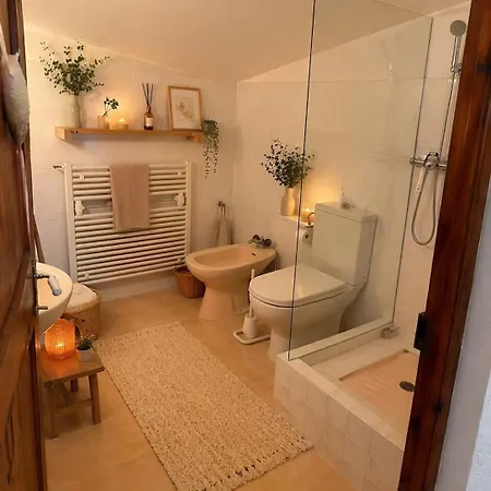 Parenthese Provencale Avec Cour Charme Et Pierre