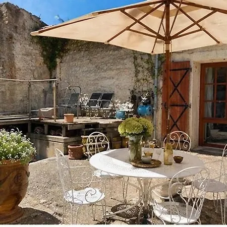 Parenthèse Provençale Avec Cour Charme Et Pierre Rochefort-du-Gard