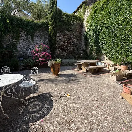 Parenthese Provencale Avec Cour Charme Et Pierre